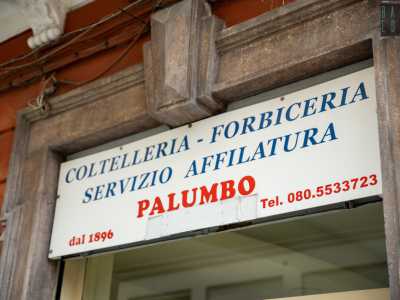 ...per visitare la �Coltelleria, forbiceria, arrotineria Palumbo� attiva, come recita l�insegna, dal 1896